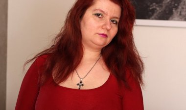 Chubby Mature Slut Playing with Her Pussy - Mature.nl