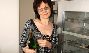 Horny Mature Slut Loves Masturbating While Drinking Champagne - Mature.nl