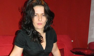 Mature Slut Masturbating on the Couch - Mature.nl