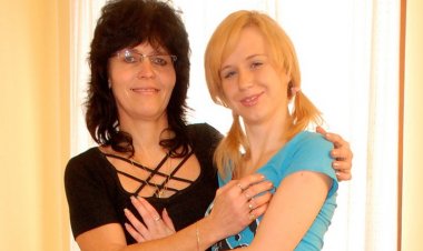 Hot Blonde Doing a Mature Lesbian - Mature.nl