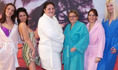 Take a Look at an All Female Mature Sauna - Mature.nl