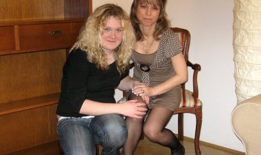 Naughty Blonde Babe Doing a Mature Lesbian - Mature.nl