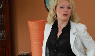 Horny Blonde Mature Slut Loves to Take a Tinkle - Mature.nl
