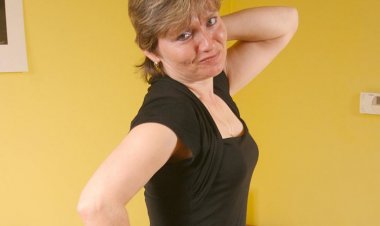 This Housewife Loves to Show What Makes Her Horny - Mature.nl