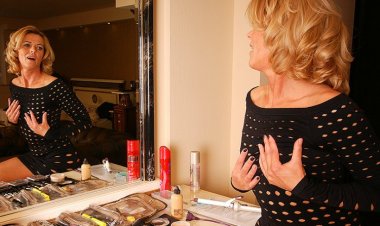 Naughty Blonde MILF Playing on Her Couch with Her Wet Pussy - Mature.nl