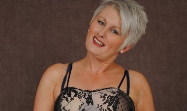 Hot British MILF Works Her Pussy Hard - Mature.nl