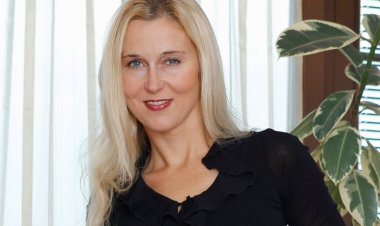 Sexy MILF Shows off Hot Body and Has Dildo Fun - Mature.nl