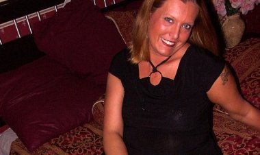 Horny Housewife Munching on Cock and Cum - Mature.nl