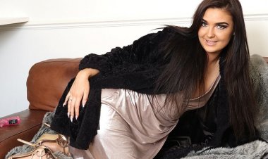 This Hot Mom Loves to Play with Her Pussy on the Couch - Mature.nl