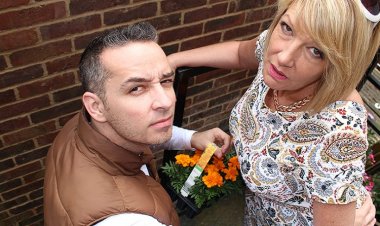 Naughty British Housewife Fucking and Sucking - Mature.nl