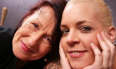 Hot Babe Getting Seduced by a Naughty Mature Lesbian - Mature.nl