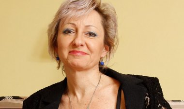 Horny Housewife Gets Fucked by Her Toyboy - Mature.nl