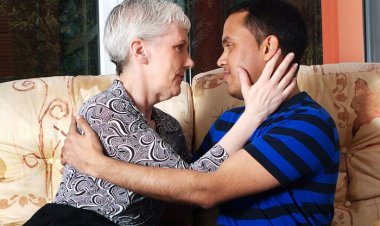 Horny Mature Slut Fucking a Younger Guy - Mature.nl