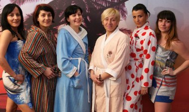 Watch These Women Unload and Relax Naked - Mature.nl