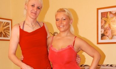 Old and Young Lesbians Play with Eachothers Pussy - Mature.nl