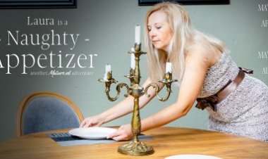 Mature Laura is preparing her wet pussy before dinner