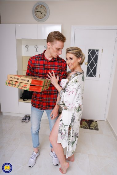 When this MILF orders pizza she just wants to be fucked in the ass