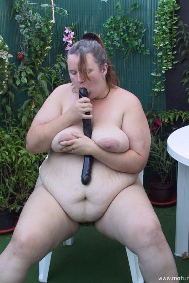 Fat housewife sucking cock in her garden mature sex pictures