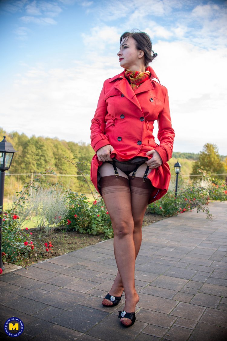 Naughty Wanilianna loves to strip for you