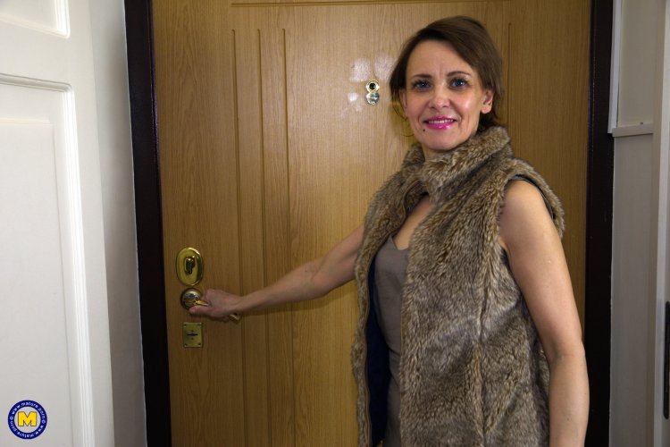 Hairy mature slut geiiting a hot fuck on her birthday