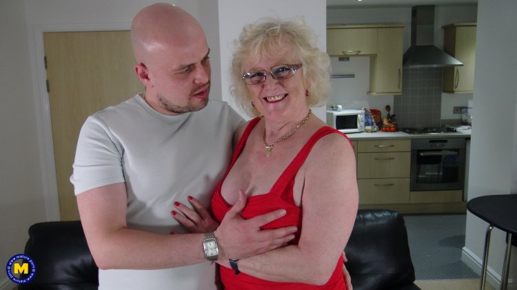 Curvy mature slut sucking and fucking a younger dude