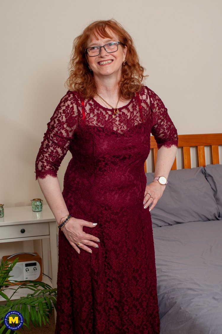 Naughty mature lady playing with her pussy in bed