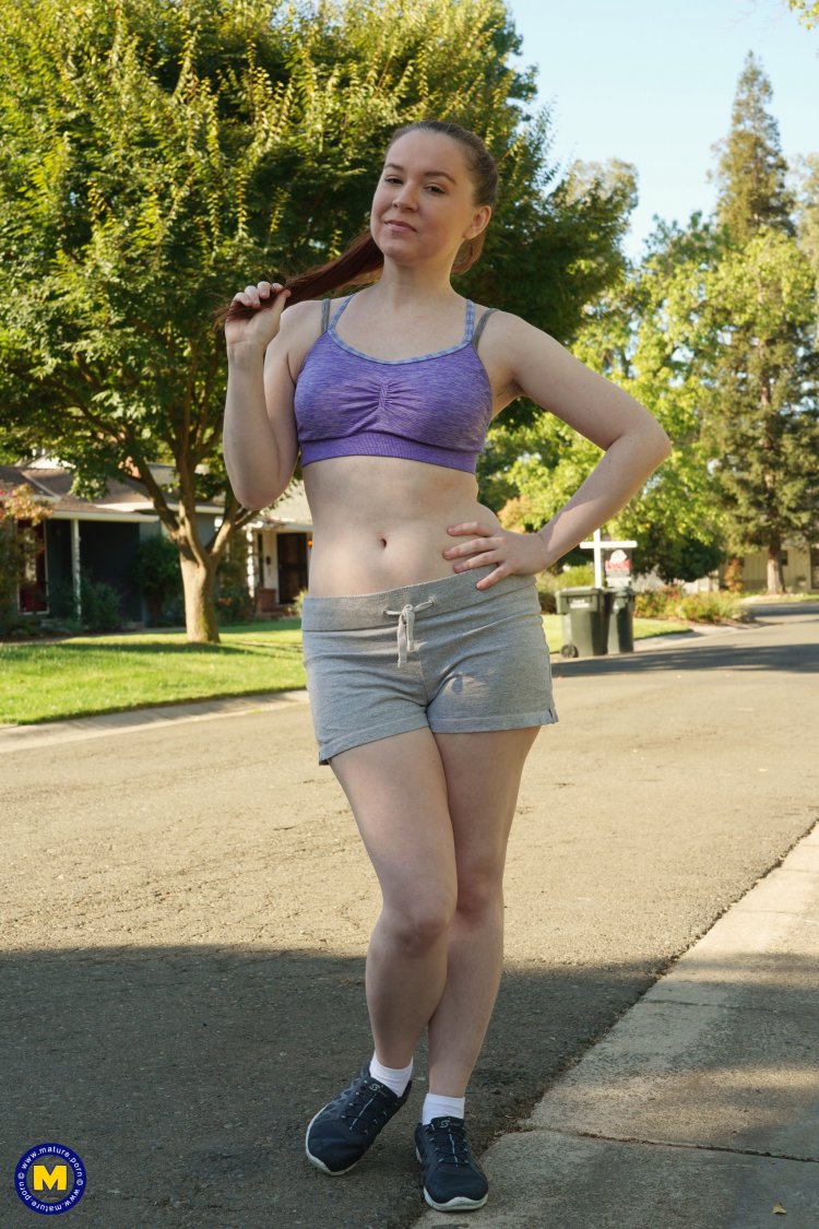 Naughty mom Annabelle Lee loves playing with her hairy pussy