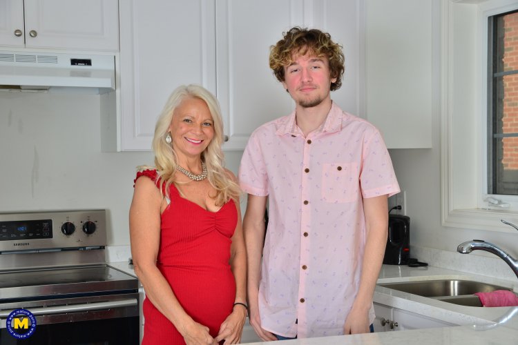 Mature Nympho getting some afternoon delight from her toy boy