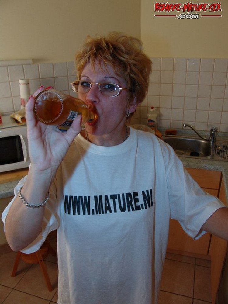 stuffing a big dildo in her mature cunt