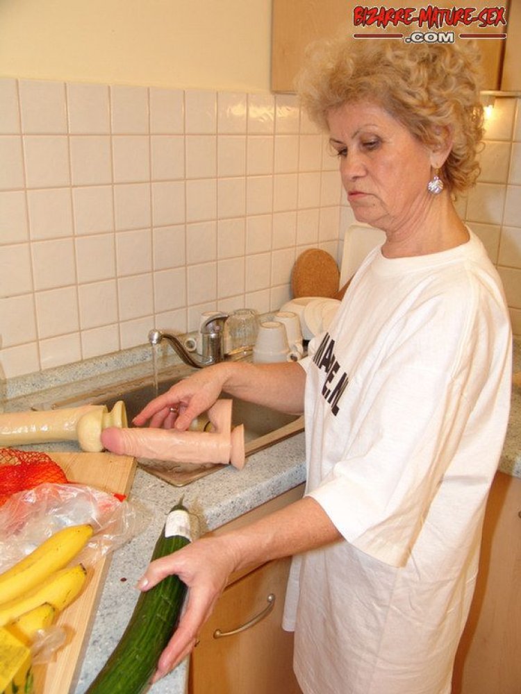 stuffing vegetables in her cunt