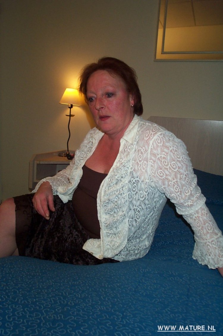horny housewife loves to play with herself