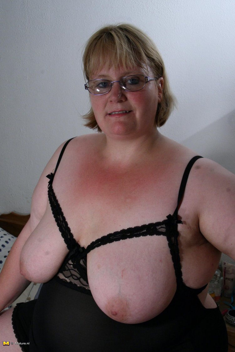 Big mature mama playing with her toy