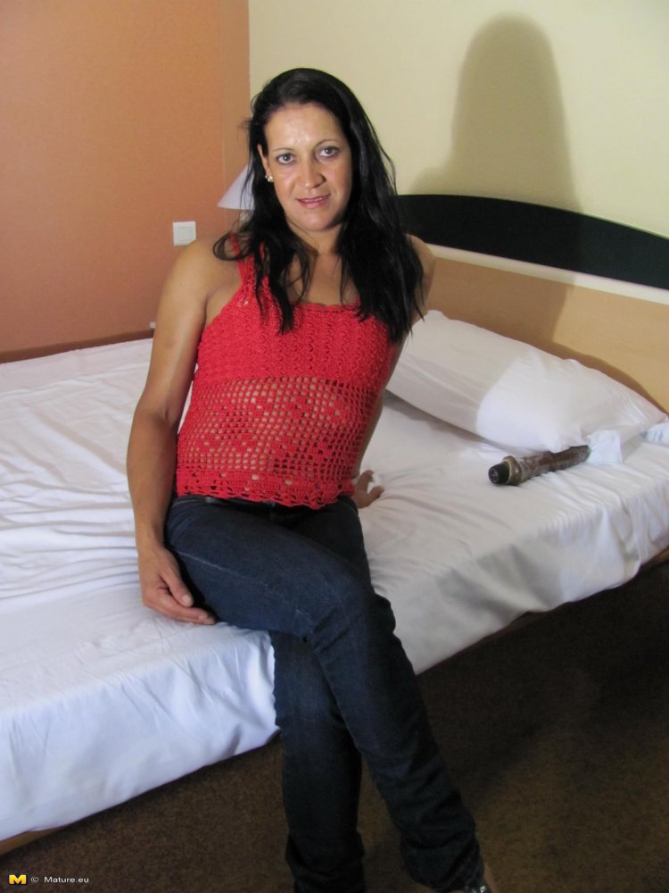 See how this cougar rides that rubber dong