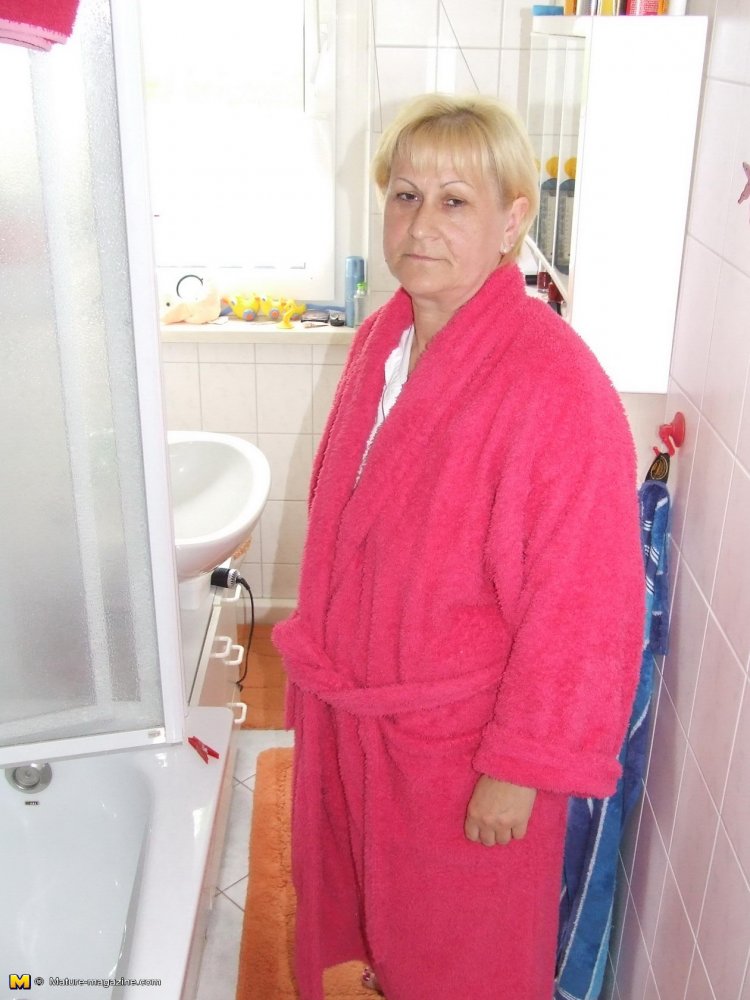 Horny housewife getting dirty in her tub