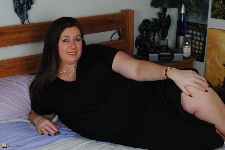 This big mature lady loves to get dirty