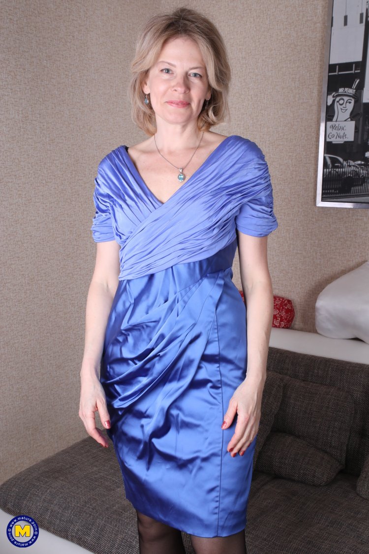Naughty mature cougar has some serious sexfun with a toy boy