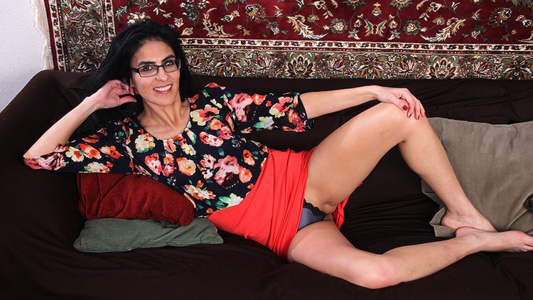This American housewife takes the time to please herself