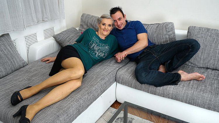 Horny mature slut enjoyinh her toy boys cock