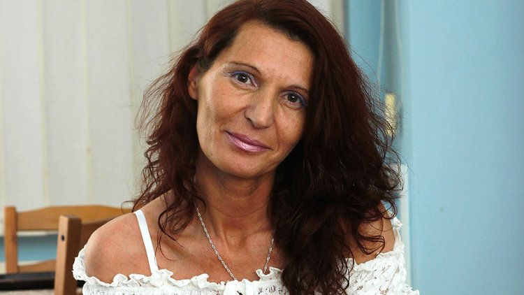 This horny mature slut loves to play with her pussy