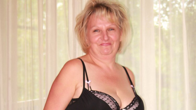 Naughty mature slut playing with herself on her bed