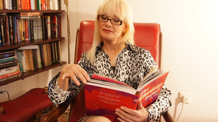 MILF librarian playing with herself