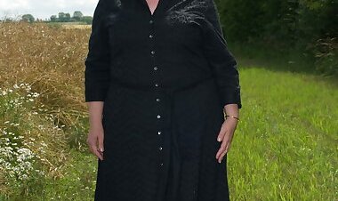 Amateur mature slut posing naked outside
