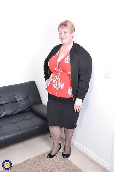 Big british mature bbw playing with herself