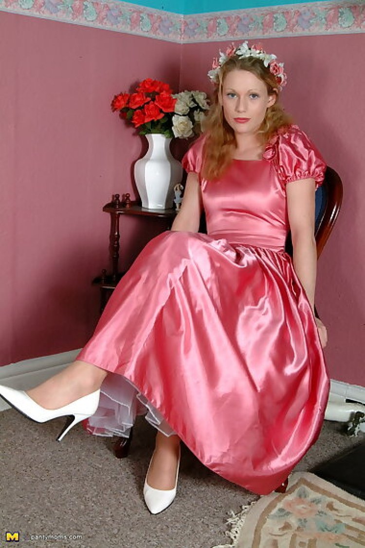 Jessie showing her shaven pussy