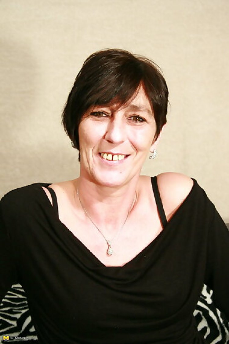 Horny mature slut playing with her wet pussy