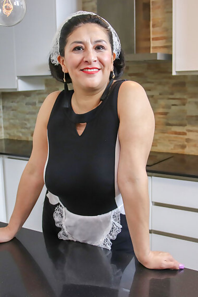 This spanish mature housewmaid plays with the carrots from her work