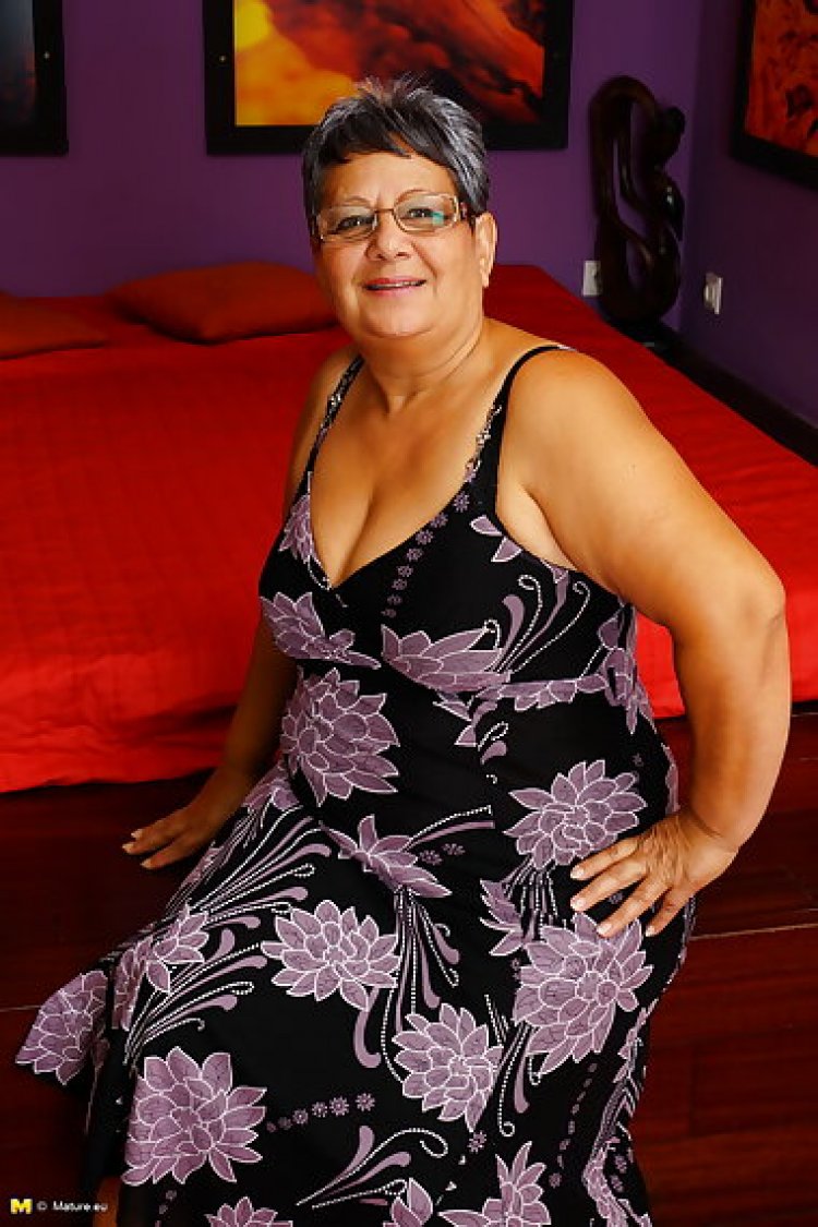 Nauchty chubby mature lady playing with herself