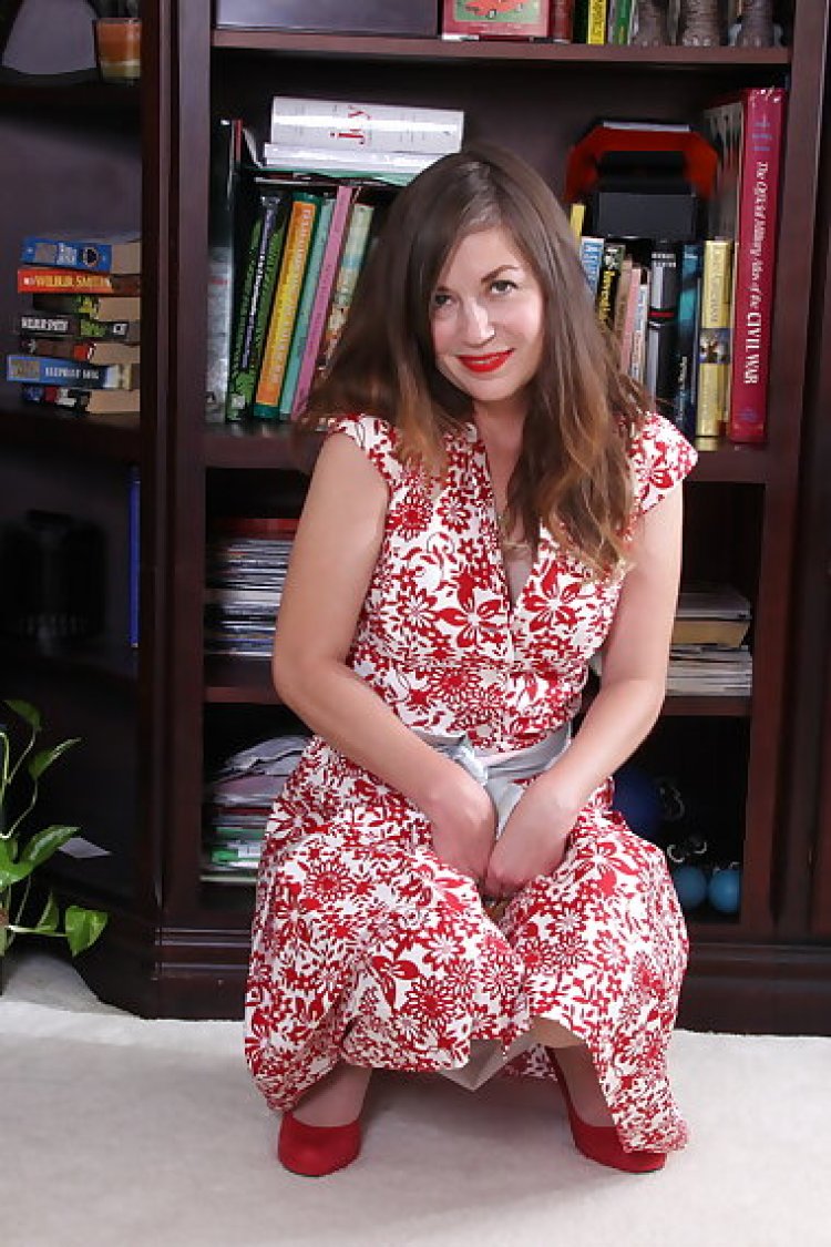 Hairy mature lady playing with her pussy