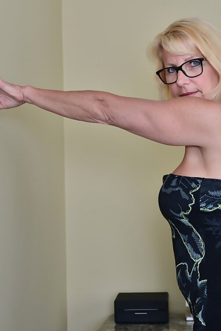 Blonde canadian housewife grinding on her couch