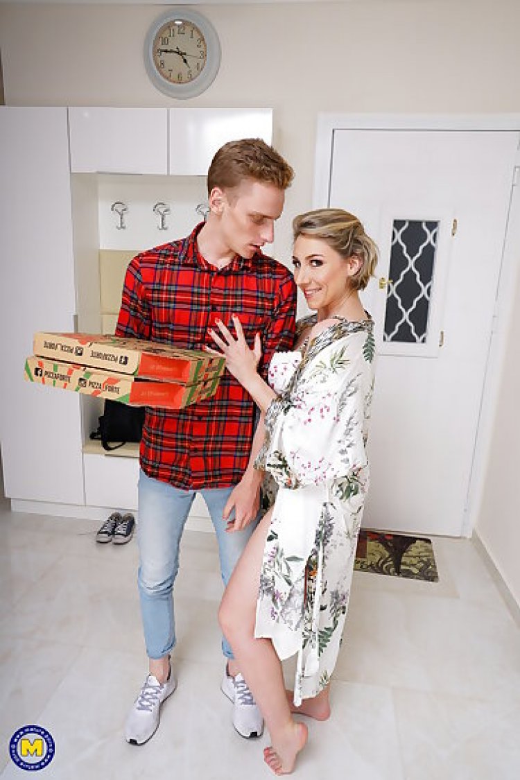 When this milf orders pizza she just wants to be fucked in the ass